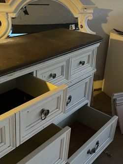 Queen size bed/mirror and nightstand