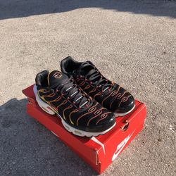 NIKE AIR MAX PLUS, RED,BlACK SIZE 11