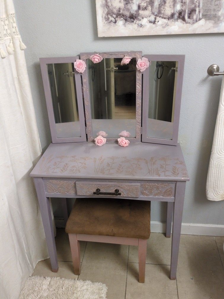 Vanity W/Tri Fold Mirror And Seat