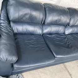 Hancock and moore leather couch / pull out