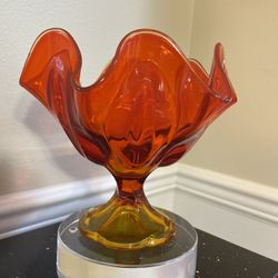 L E Smith Amberina Glass Handkerchief Vase 7”T