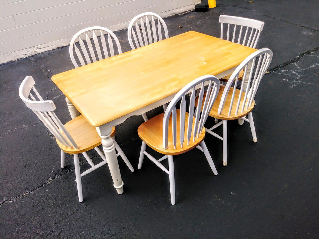 Farmhouse style dining set. 6 chairs
