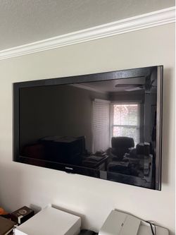 Samsung 52 inch LED TV with wall mount