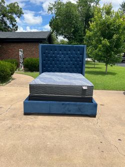 Like New Beautiful Queen Size Bed + Mattress