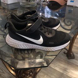 Nike Boy Tennis Shoes (black and white)
