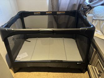 4 Moms Breeze plus Play Yard