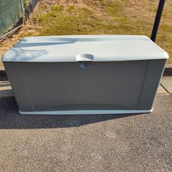 Rubbermaid 120 Gal. Resin Deck Box 