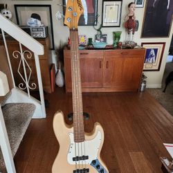 Samick Artist Series 4 String Bass Guitar Pearlized Cream Body
