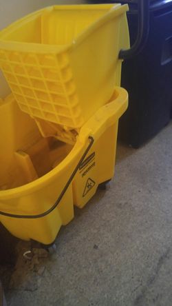 Rubber maid mop container