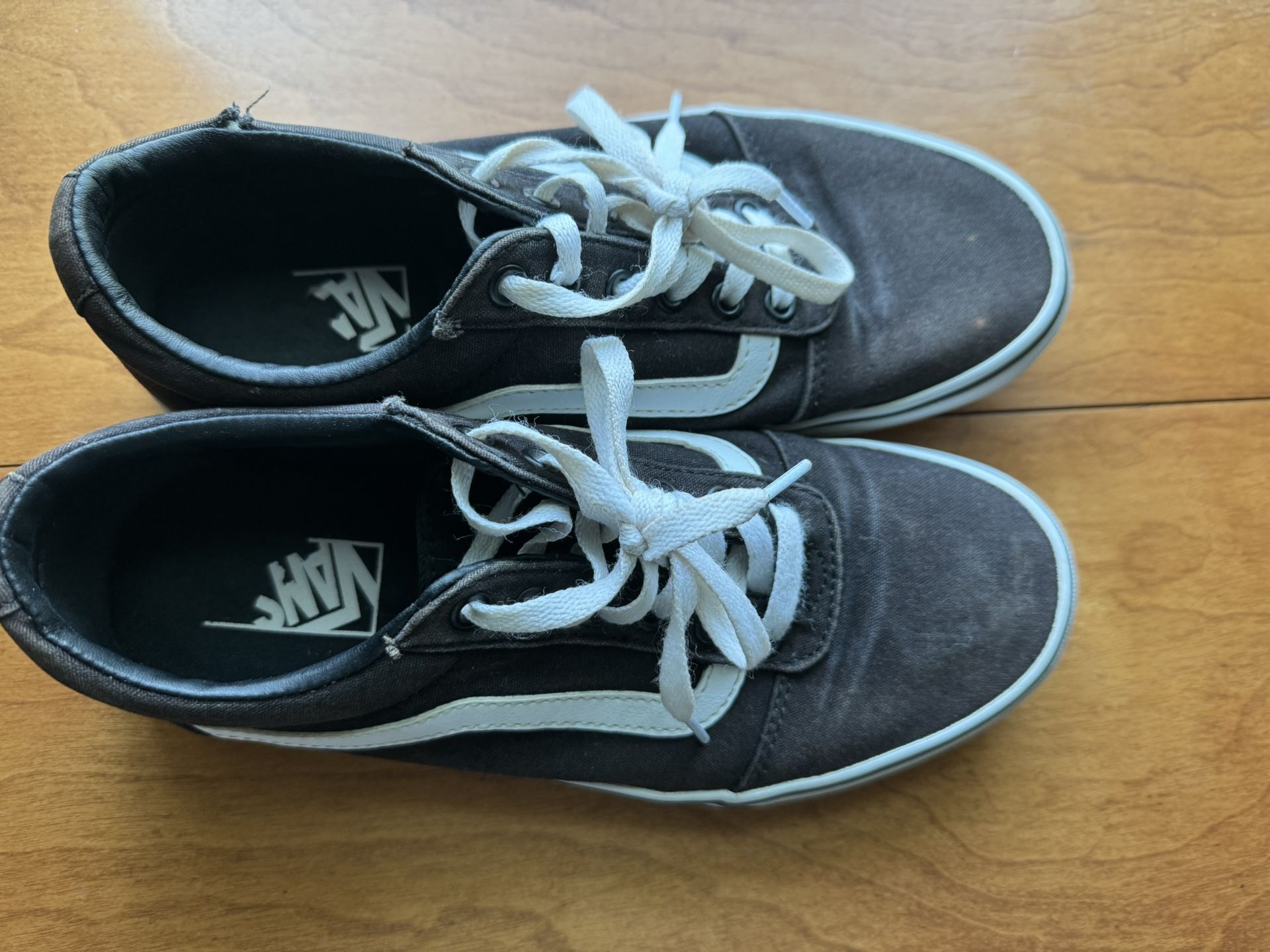 Women’s 9.5 Black Canvas Style Vans Great Condition