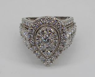 Gold Natural Cluster Diamond 6 carats Ring