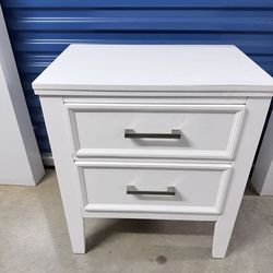 Ningstand color blanco de 2 gavetas abren y cierran bien en buenas condiciones