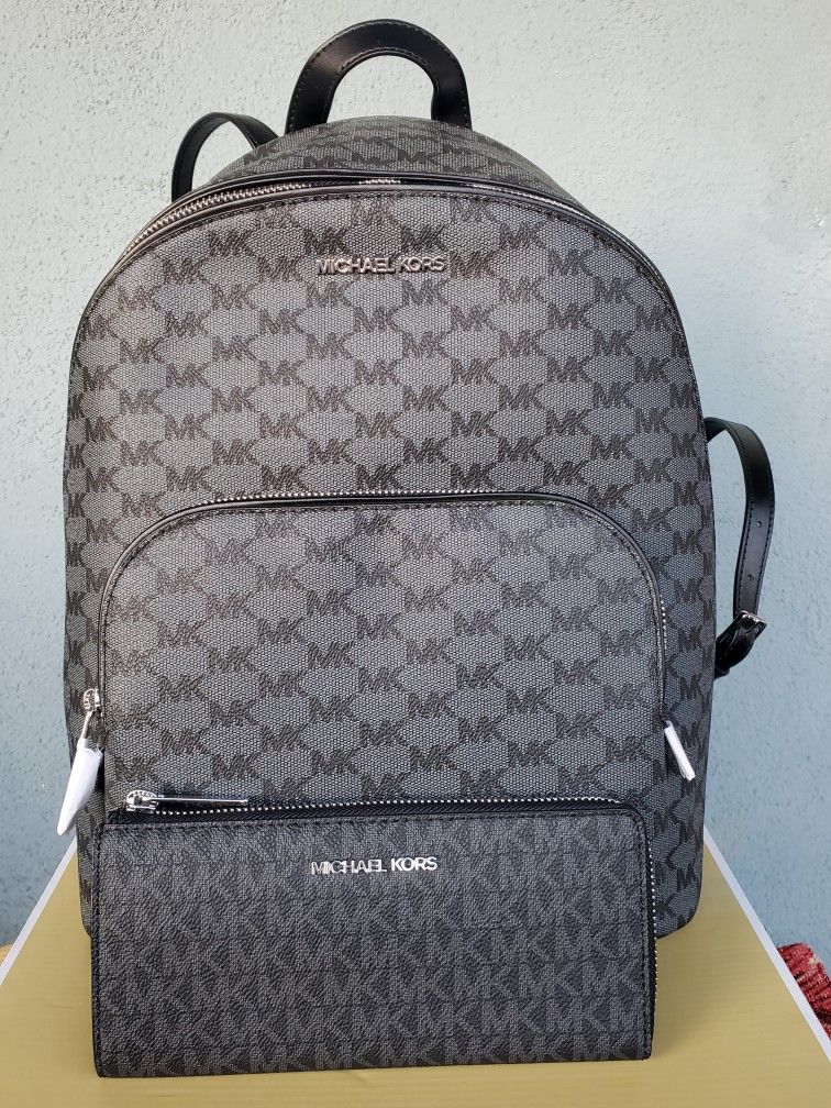 New Michael Kors Medium Backpack And Matching Wallet  display picture 1