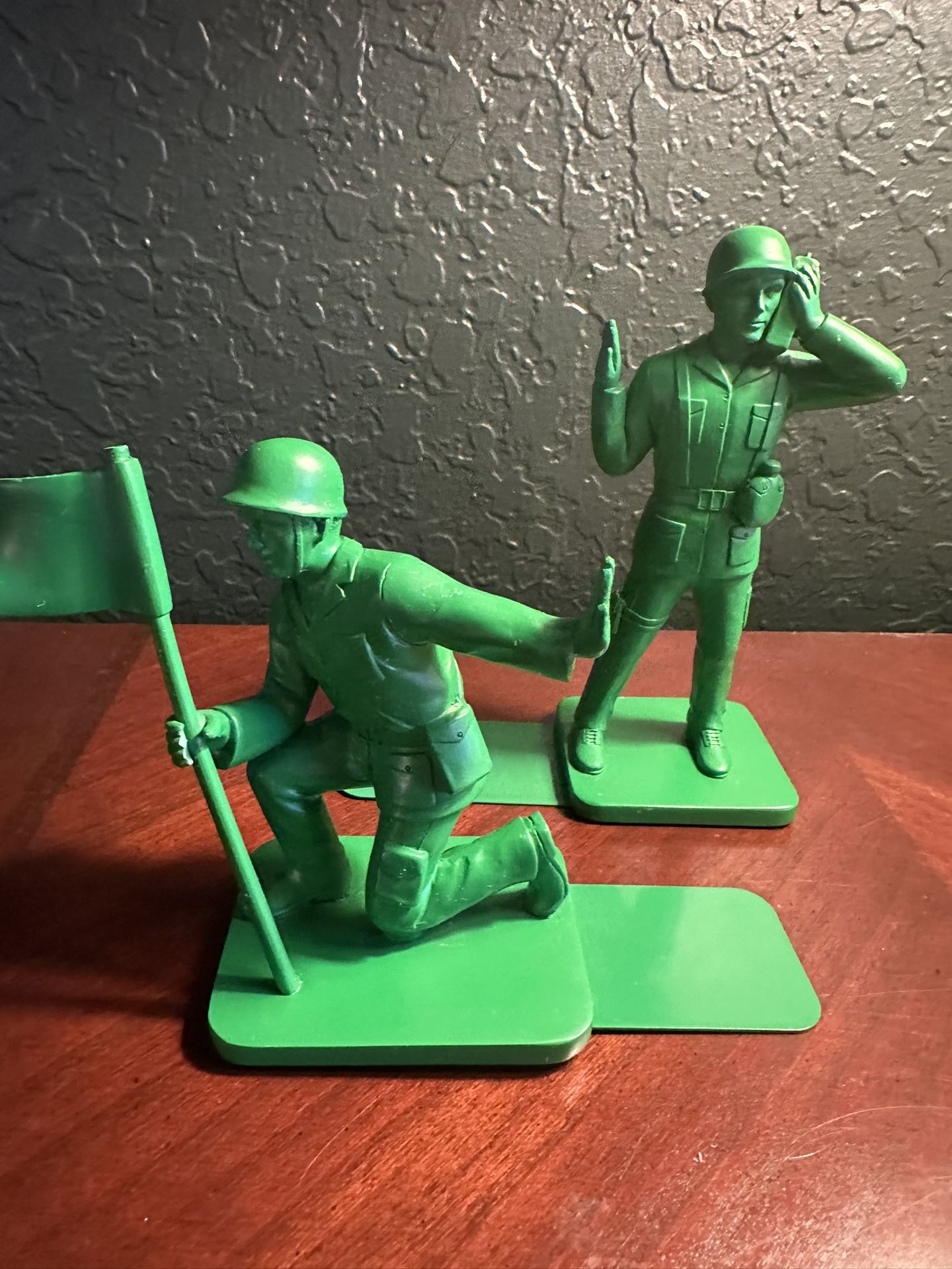 Army men bookends