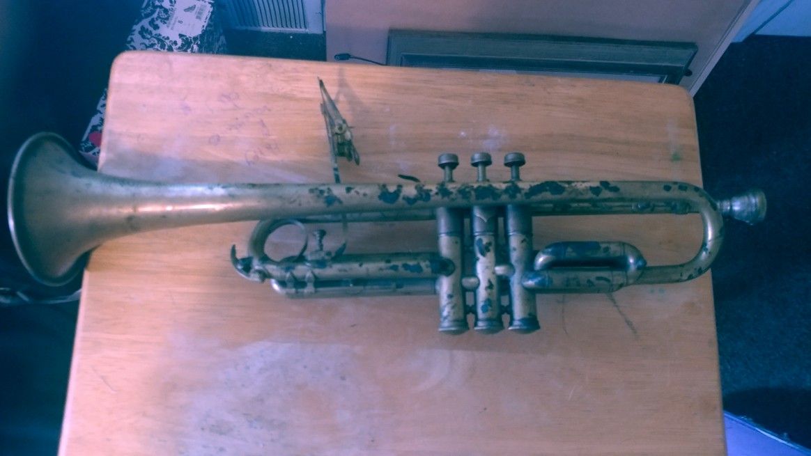 Concertone trumpet with mouthpiece and case.