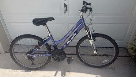 Girls pink 24 inch bike 18 speed front suspension Pacific tuned up
