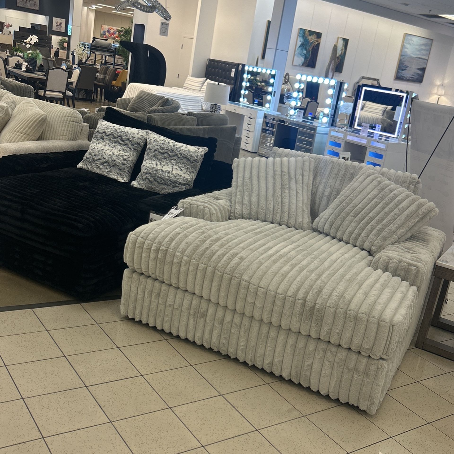 OVERSIZED CHAISE // PERFECT FOR NAPPING/RELAXING // BRAND...