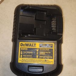 DEWALT DCB101 CHARGER! GREAT CONDITION 