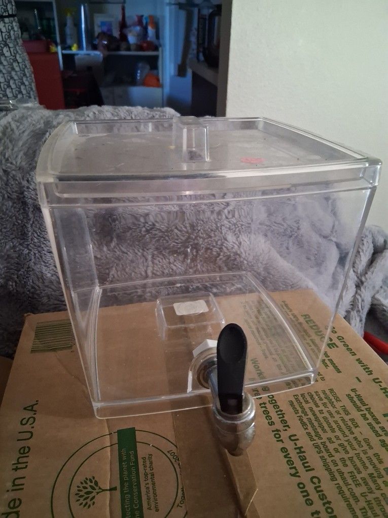New, 2.5 Gallon Ice Tea Dispenser