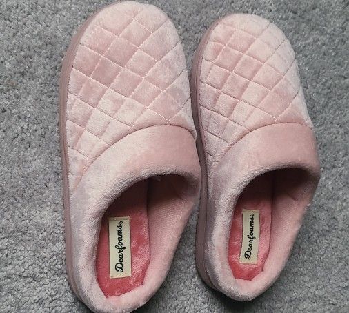 Dearfoams Women’s Pink Quilted Plush Slip-On Slippers