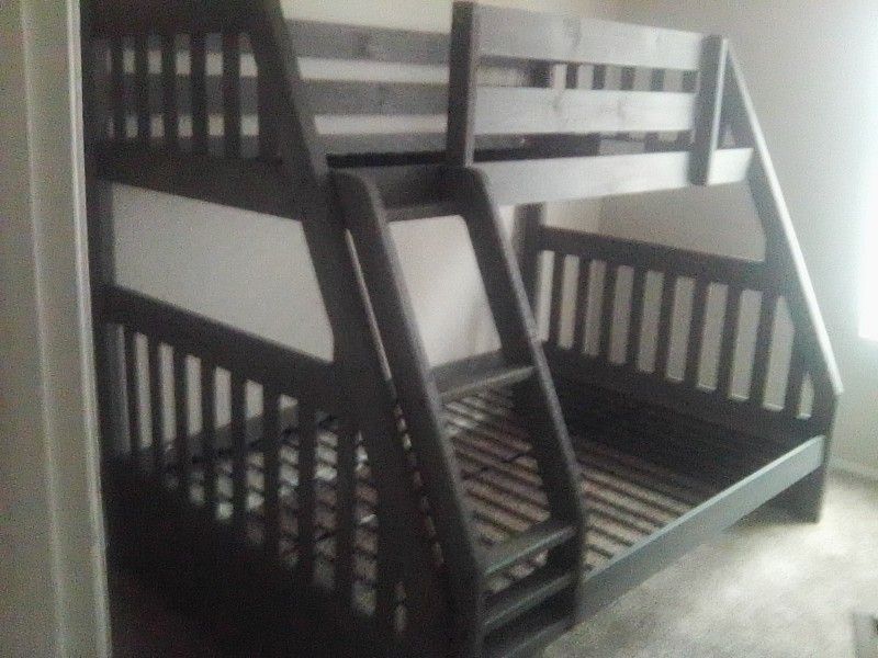 Bunk Bed Twin Over Full In Excellent condition 