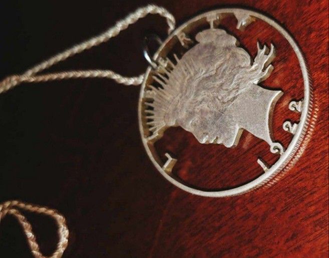 VINTAGE ANTIQUE CUTOUT USA US 1922 PEACE SILVER DOLLAR COIN PENDANT COLLECTABLE