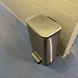 Garbage can 