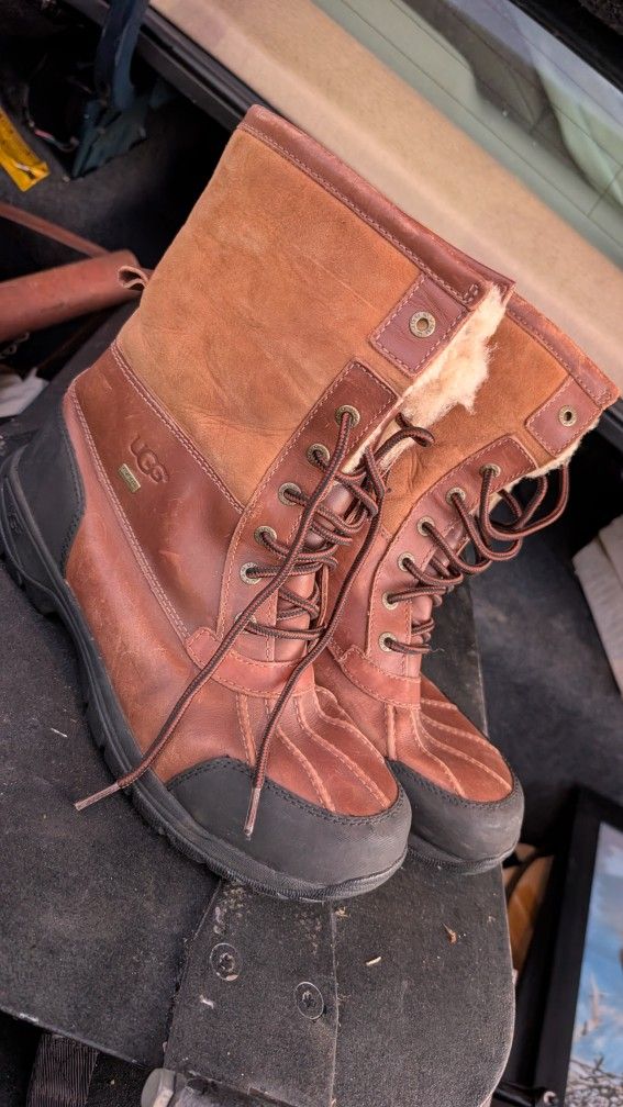 Men's Size 10 UGG Boots Great Shape Butte 5521 Snow Boot Pair