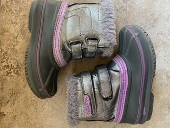 **Little girl snow boots size 9**