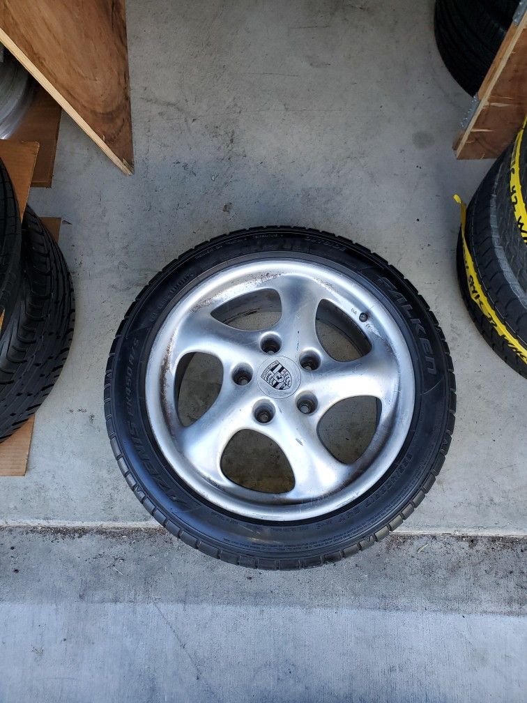 One 17x8.5 Porsche Boxster Twists Wheel