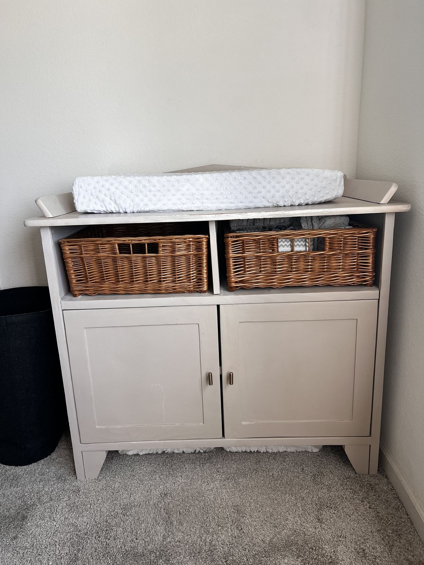 Baby Changing Table With Natural Wicker Baskets