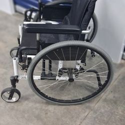 WHEELCHAIR SOOPER LIGHT & EASY TO ROLL😁