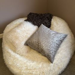 White fluffy large bean bag chair + pillows