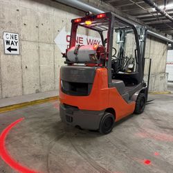 TOYOTA M8 forklift , latest model 5500 lb, 3 stage, side shift , fork positioner 
