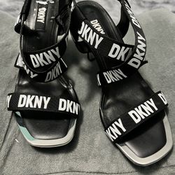 DKNY💥WOW💥Women’s Black/White Signature Slip On Pumps Size: 6