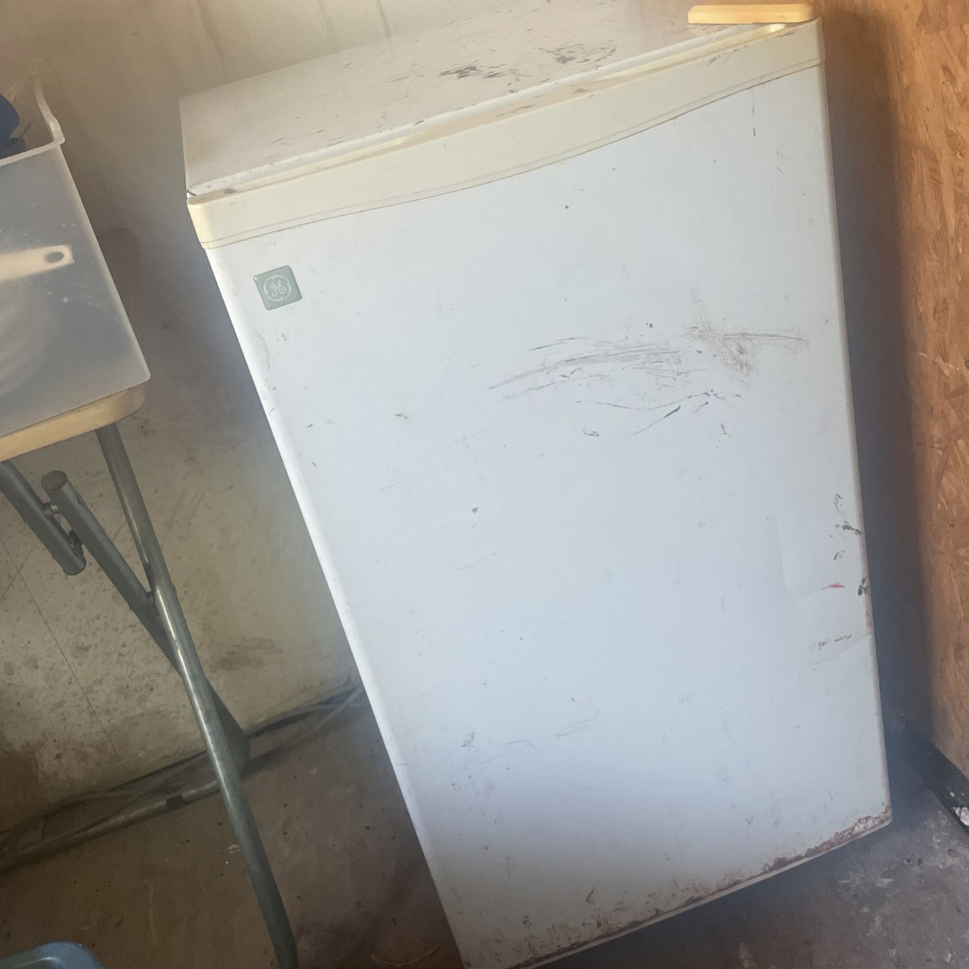  Refrigerator / Mini Fridge