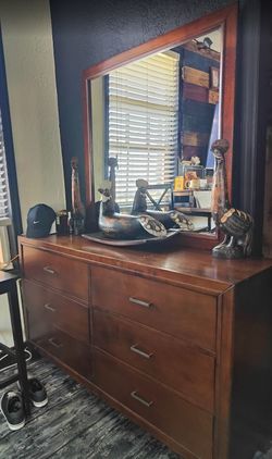 Matching Bedroom Dresser & Mirror Set