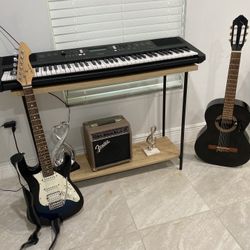 Piano Con Dos Guitarras Y Un Equipo Amplificador Fender