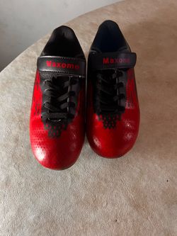 Soccer shoes