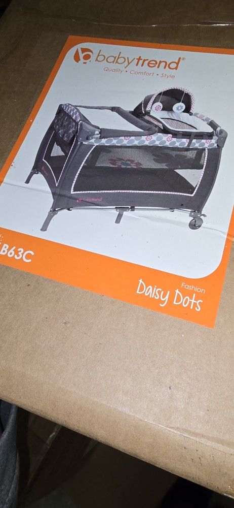 Baby Trend Lil' Snooze Deluxe II Nursery Center Playard, Daisy Dots