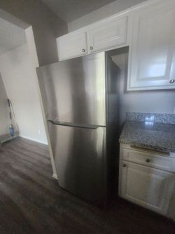 Insignia 30 in. Wide 18 Cu. Ft. Top-Freezer Refrigerator Stainless Steel