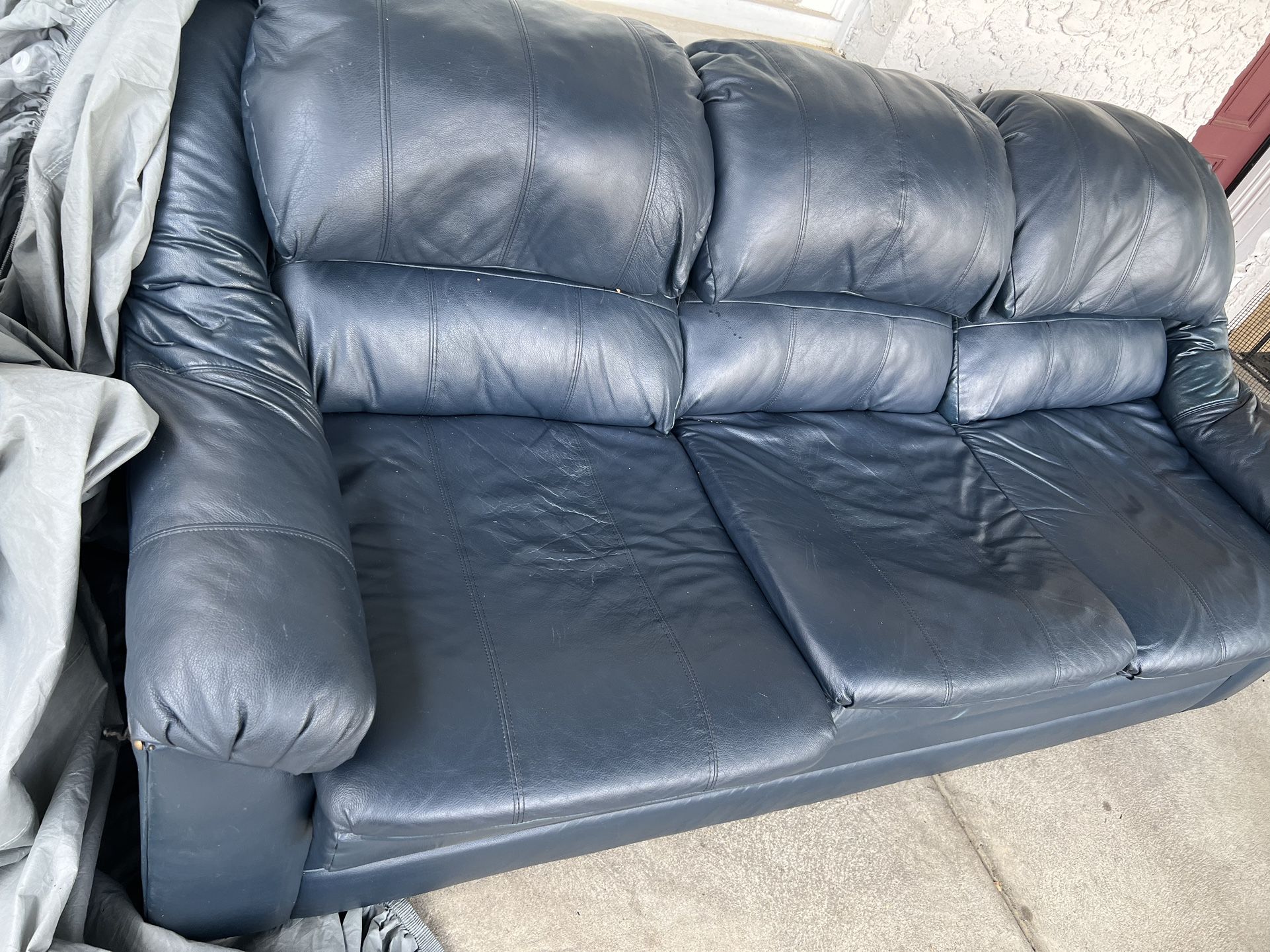 Hancock and moore leather couch / pull out