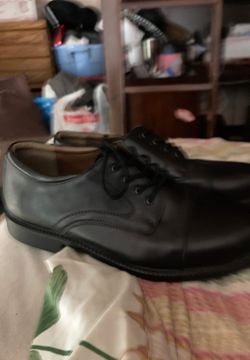 Black dress shoes size 10.5