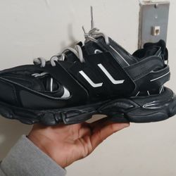 Balenciaga tracks size 10 black and white barely used 190$