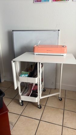 Foldable crafting table