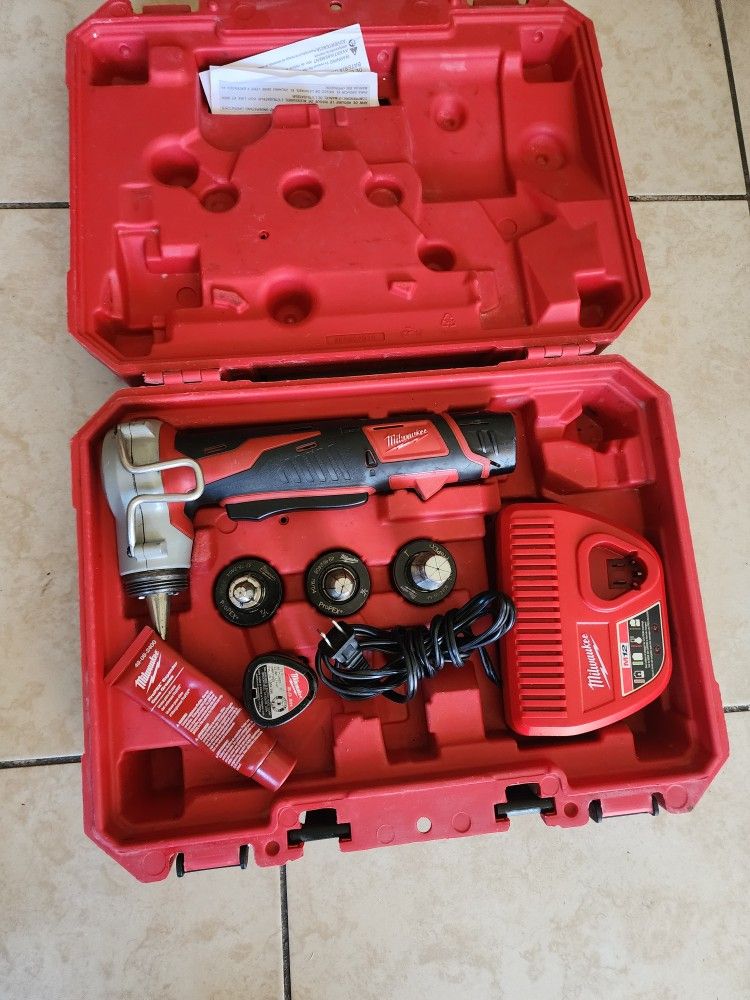 Milwaukee
M12 12-Volt Lithium-Ion Cordless ProPEX Expansion Tool Kit with (2) 1.5Ah Batteries, (3) Expansion Heads and Hard Case  Poco Uso 