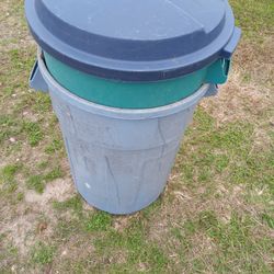 2 Trash Cans 