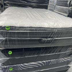 QUEEN SIZE SIMMONS BEAUTYREST BLACK PILLOW TOP MATTRESS & BOX SPRING BED SET