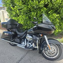 2012 Harley Davidson Road Glide Ultra.  Low Miles Clean Title