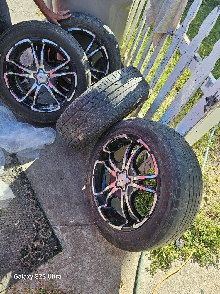 Forte brand rim with 3 tires are in good condition Size 18